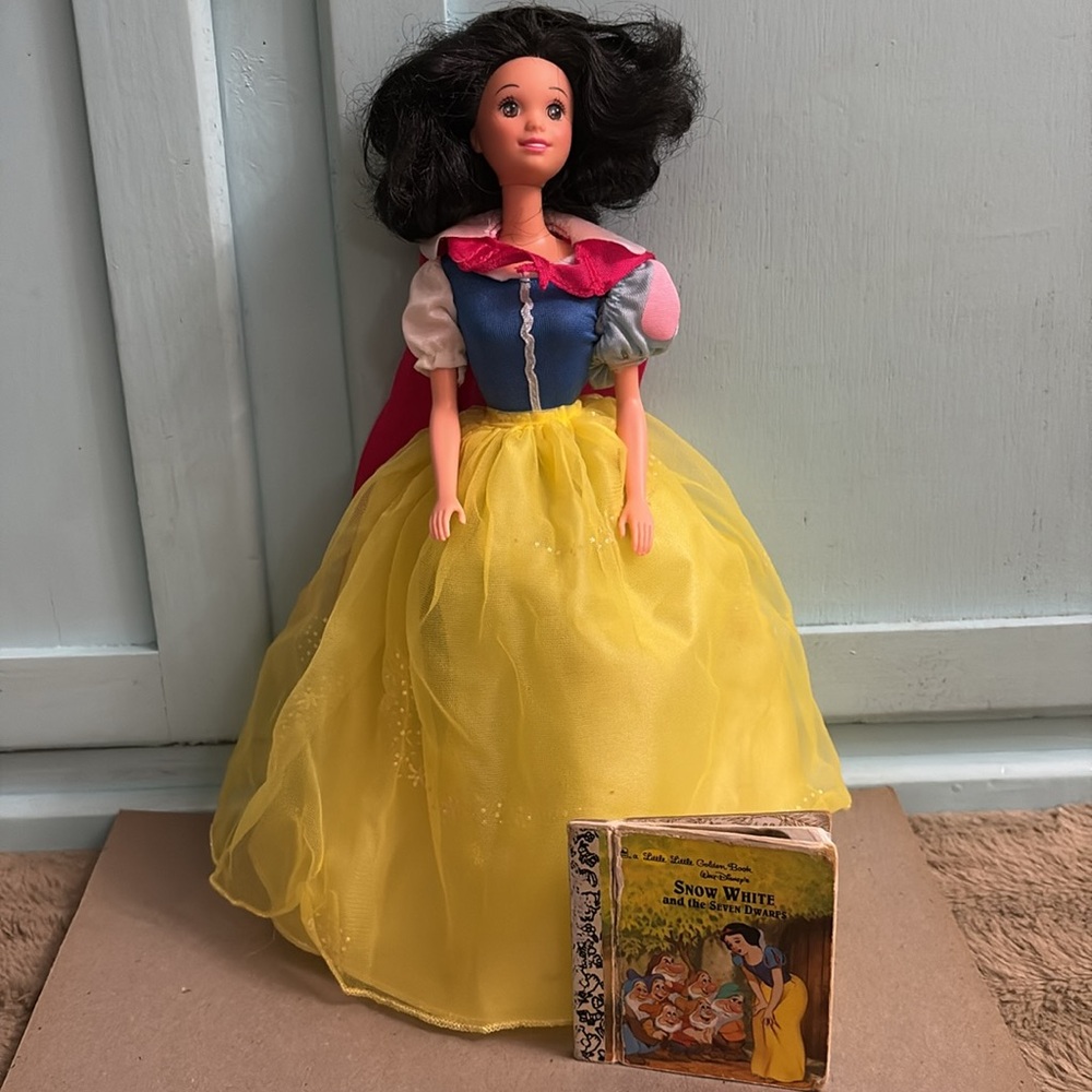 1992 Barbie Walt Disney's Snow White And The Seven Dwarfs